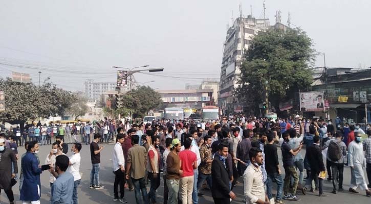 সাত কলেজের শিক্ষার্থীরা নীলক্ষেত মোড়ে , যান চলা বন্ধ