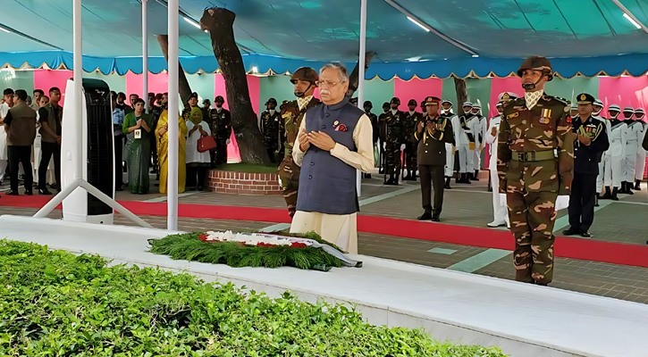 টুঙ্গিপাড়ায় বঙ্গবন্ধুর সমাধিতে রাষ্ট্রপতির শ্রদ্ধা