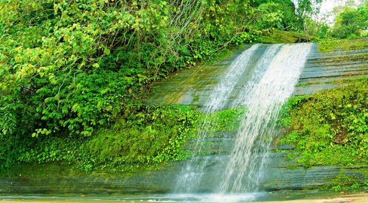 খাগড়াছড়িতে অবস্থিত রিছাং ঝর্ণা।অপরুপ মোহে প্রকৃতির সাথে অবগাহন। 