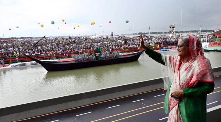 প্রধানমন্ত্রী শেখ হাসিনা মাদারীপরের শিবচর উপজেলার কাঁঠালবাড়িতে ‘পদ্মা সেতু’ উদ্বোধন উপলক্ষ্যে আওয়ামী লীগ আয়োজিত জনসভায় হাত নেড়ে শুভেচ্ছা  জানান।