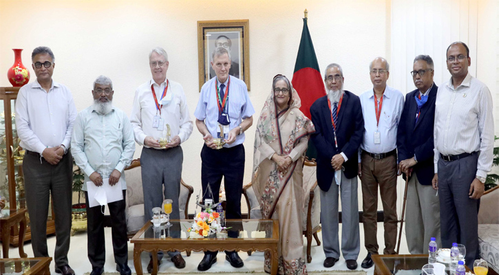 প্রধানমন্ত্রী শেখ হাসিনার সাথে ঢাকায় তাঁর কার্যালয়ে পদ্মা সেতু প্রকল্পের বিশেষজ্ঞ ও পরামর্শকগণ সাক্ষাৎ করেন।