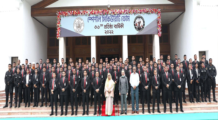 প্রধানমন্ত্রী কর্যালয়ে স্পেশাল সিকিউরিটি ফোর্স-এর ৩৬তম প্রতিষ্ঠাবার্ষিকী উপলক্ষ্যে আয়োজিত অনুষ্ঠানে প্রতিষ্ঠানটির সদস্যদের মাঝে প্রধানমন্ত্রী শেখ হাসিনা। 