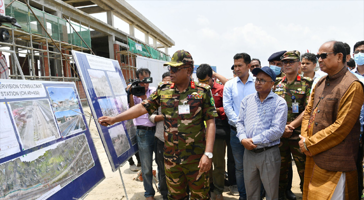 রেলপথ মন্ত্রী মো: নূরুল ইসলাম সুজন নির্মাণাধীন মাওয়া রেলওয়ে স্টেশন পরিদর্শন করেন (রোববার, ১৫ মে ২০২২)।-পিআইডি