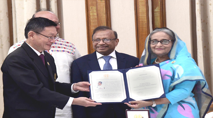 প্রধানমন্ত্রী শেখ হাসিনা গণভবনে সিরডাপ প্রদত্ত ‘আজিজুল হক পল্লী উন্নয়ন পদক২০২১’ প্রহণ করেন (রোববার, ২৯ মে ২০২২)।-পিআইডি