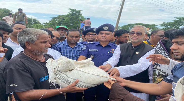 পরিবেশ, বন ও জলবায়ূ পরিবর্তন মন্ত্রী মোঃ শাহাব উদ্দিন মৌলভীবাজারের জুড়ী উপজেলায় বন্যায় ক্ষতিগ্রস্তদের মাঝে ত্রাণসামগ্রী বিতরণ করেন।