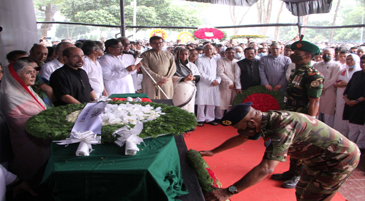 ঢাকায় কেন্দ্রীয় শহিদ মিনারে বরেণ্য সাহিত্যিক ও সাংবাদিক বীর মুক্তিযোদ্ধা আবদুল গাফফার চৌধুরীর মরদেহে রাষ্ট্রপতির পক্ষে তাঁর সামরিক সচিব মেজর জেনারেল এস এম সালাহউদ্দিন ইসলাম পুষ্পার্ঘ্য অর্পণ করেন (শনিবার, ২৮ মে ২০২২)।-পিআইডি