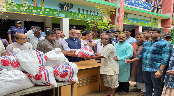 পরিবেশ, বন ও জলবায়ু পরিবর্তন মন্ত্রী মোঃ শাহাব উদ্দিন মৌলভীবাজারের বড়লেখা উপজেলায় বন্যায় ক্ষতিগ্রস্ত পরিবারের মাঝে ত্রাণসামগ্রী বিতরণ করেন।