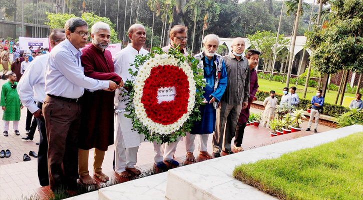 জাতীয় কবি কাজী নজরুল ইসলামের ১২৩তম জন্মজয়ন্তী উপলক্ষ্যে সংস্কৃতি বিষয়ক প্রতিমন্ত্রী কে এম খালিদ ঢাকা বিশ্ববিদ্যালয় কেন্দ্রীয় মসজিদ সংলগ্ন কবির সমাধিতে পুস্পস্তাবক অর্পণ করেন (বুধবার, ২৫ মে ২০২২)।-পিআইডি