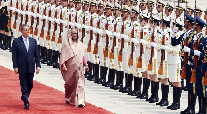 প্রধানমন্ত্রী শেখ হাসিনা আজ সকালে চীনের প্রধানমন্ত্রী লি কিয়াংয়ের সঙ্গে দ্বিপাক্ষিক বৈঠকের জন্য গ্রেট হল অব দ্য পিপলে পৌঁছালে তাঁকে লাল গালিচা সংবর্ধনা দেওয়া হয়। প্রধানমন্ত্রী গ্রেট হল অব দ্য পিপল প্রাঙ্গণে পৌঁছালে চীনের প্রধানমন্ত্রী তাঁকে স্বাগত জানান।