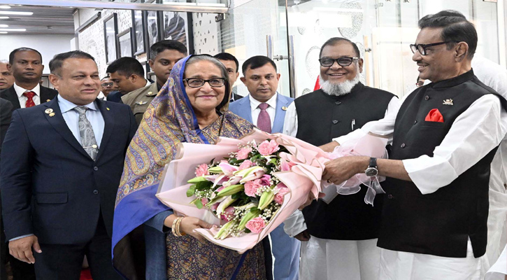 প্রধানমন্ত্রী শেখ হাসিনা জাপান, যুক্তরাষ্ট্র ও যুক্তরাজ্য সফর শেষে ঢাকায় হযরত শাহজালাল আর্ন্তার্জাতিক বিমানবন্দরে পৌঁছালে সড়ক পরিবহন ও সেতু মন্ত্রী এবং বাংলাদেশ আওয়ামী লীগের সাধারণ সম্পাদক ওবায়দুল কাদের, মুক্তিযুদ্ধ বিষয়ক মন্ত্রী আ ক ম মোজাম্মেল হক, বেসামরিক বিমান পরিবহন ও পর্যটন প্রতিমন্ত্রী মোঃ মাহবুব আলী এবং উর্ধ্বতন সামরিক ও বেসামরিক কর্মকর্তাবৃন্দ তাঁকে ফুল দিয়ে শুভেচ্ছা জানান।