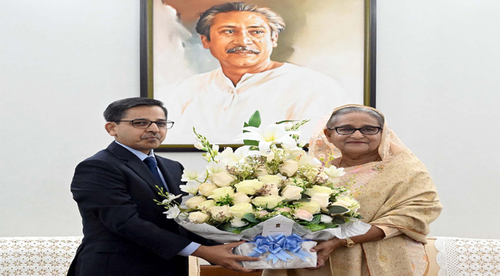 সোমবার (৮ জানুয়ারি) সকালে গণভবনে শেখ হাসিনার সঙ্গে সৌজন্য সাক্ষাৎ করে ভারতীয় হাইকমিশনার অভিনন্দন জানান। এ সময় হাইকমিশনারের সহধর্মীনীও সঙ্গে ছিলেন।