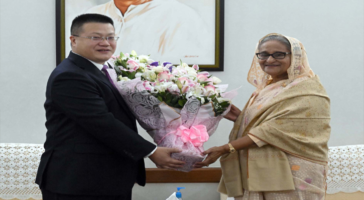 দ্বাদশ সংসদ নির্বাচন সফলভাবে অনুষ্ঠিত হওয়া ও আওয়ামী লীগের বিজয়ে প্রধানমন্ত্রী শেখ হাসিনাকে অভিনন্দন জানিয়েছেন ঢাকায় নিযুক্ত চীনের রাষ্ট্রদূত ইয়াও ওয়েন। 