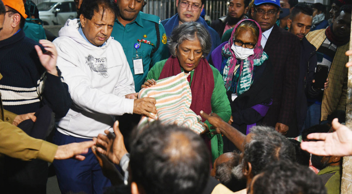 সমাজকল্যাণ উপদেষ্টা শারমীন এস মুরশিদ গতকাল রাজধানীর কমলাপুর রেল স্টেশনে ভাসমান ও দরিদ্র মানুষের মাঝে কম্বল বিতর করেন।