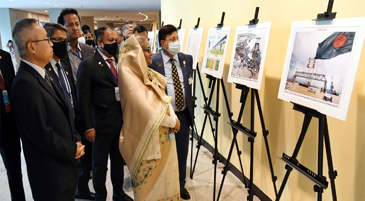 প্রধানমন্ত্রী শেখ হাসিনা নিউইয়র্কে জাতিসংঘ সদসদপ্তরের লেভেল ওয়ানের কার্ভাড ওয়ালে পদ্মা সেতু নিয়ে আয়োজিত আলোকচিত্র প্রদর্শনী পরিদর্শন করেন।