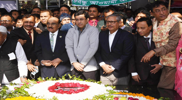 জাতির পিতা বঙ্গবন্ধু শেখ মুজিবুর রহমানের স্বদেশ প্রত্যাবর্তন দিবসে বঙ্গবন্ধু আওয়ামী আইনজীবী পরিষদের সদস্যবৃন্দ ধানমন্ডির ৩২ নম্বরে বঙ্গবন্ধুর প্রতিকৃতিতে পুস্পাস্তবক অর্পণ শেষে নীরবে দাঁড়িয়ে প্রদ্ধা জানান। 