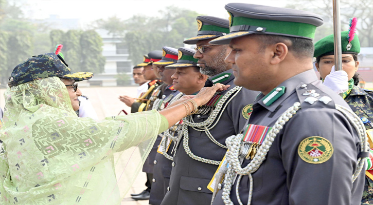 প্রধানমন্ত্রী শেখ হাসিনা গাজীপুরের সফিপুরে বাংলদেশ আনসার ভিডিপি একাডেমিতে বাংলাদেশ আনসার ও গ্রাম পতিরক্ষ বাহিনীর ৪৩তম জাতীয় সমাবেশ-এ বীরত্বপূর্ণ,সাহসিকতাপূর্ণ এবং সেবামূলক কাজের স্বীকৃতিস্বরুপ ১৮০ জন সদস্যের মাঝে ৮ ক্যাটাগরিতে আনসার ও প্রেসিডেন্ট পদক পরিয়ে দেন।