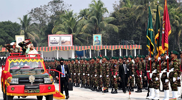 প্রধানমন্ত্রী শেখ হাসিনা চট্টগ্রাম ইবিআরসি’তে ইস্ট বেঙ্গল রেজিমেন্টের ‘দশম টাইগার্স পুনর্মিলনী ২০২৩’ অনুষ্ঠানে রেজিমেন্টের একটি চৌকস দলের রাষ্ট্রীয় সালাম প্রহণ করেন।