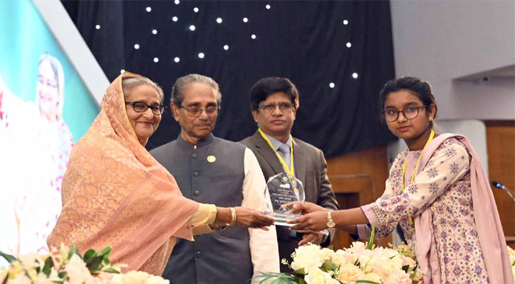 প্রধানমন্ত্রী শেখ হাসিনা বঙ্গবন্ধু আন্তর্জাতিক সম্মেলন কেন্দ্রে ‘জাতীয় বিমা দিবস’ উপলক্ষ্যে রচনা প্রতিযোগিতায় বিজয়ীদের মাঝে ক্রেস্ট প্রদান করেন।