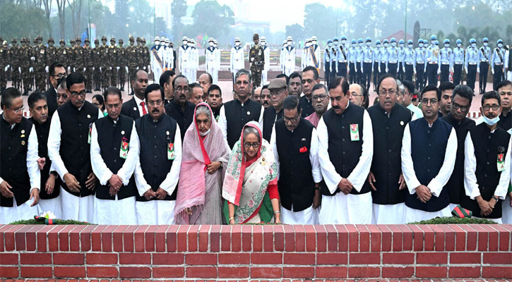 মহান স্বাধীনতা ও জাতীয় দিবস উপলক্ষ্যে বাংলাদেশ আওয়ামী লীগ সভাপতি ও প্রধানমন্ত্রী শেখ হাসিনা দলীয় নেতৃবৃন্দকে সাথে নিয়ে সাভারে জাতীয় স্মৃতিসৌধে পুস্পস্তবক অর্পণ করেন। 