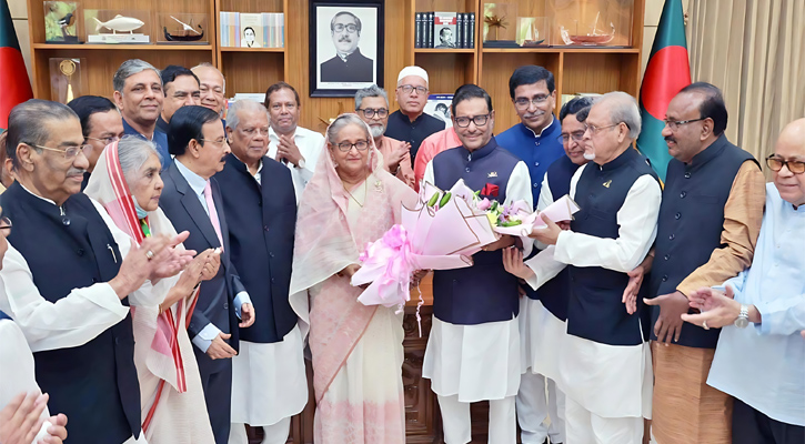 বাংলাদেশ আওয়ামী লীগ সভাপতি ও বঙ্গবন্ধুকন্যা প্রধানমন্ত্রী শেখ হাসিনার ৪৩তম স্বদেশ প্রদ্যাবর্তন দিবসে বুধবার ( ১৭ মে ২০২৩) গলভবনে প্রধানমন্ত্রীকে আওয়ামী লীগের কেন্দ্রীয় নেতৃবৃন্দ ফল দিয়ে শুভেচ্ছা জানান।