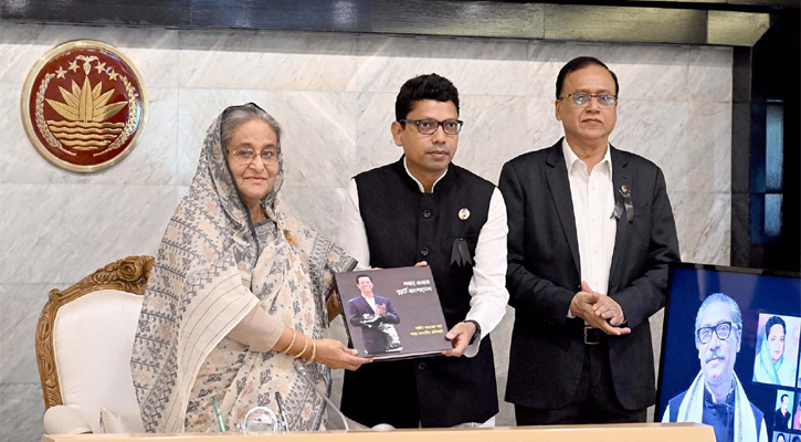 প্রধানমন্ত্রী শেখ হাসিনা তাঁর কার্যালয়ে স্মার্ট বাংলাদেশ টাস্কফোর্স- এর সভার প্রধানমন্ত্রীর আইসিটি বিষয়ক উপদেষ্টা সজীব ওয়াজেদ জয় রচিত ‘লক্ষ্য এবার স্মার্ট বাংলাদেশ’ বইয়ের মোড়ক উন্মোচন করেন।