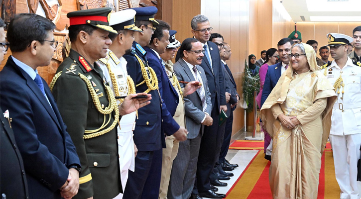 প্রধানমন্ত্রী শেখ হাসিনা ভারতের নয়াদিল্লিতে জি-২০ শীর্ষ সম্মেলনে যোগদানের উদ্দেশ্যে ঢাকা ত্যাগের প্রাক্কালে হযরত শাহজালাল আন্তর্জাতিক বিমানবন্দরে মন্ত্রিপরিষদ সদস্যবৃন্দ, তিনবাহিনীর প্রধানগণ ও ঊর্ধ্বতন কর্মকর্তাগণ তাঁকে বিদায় জানান।