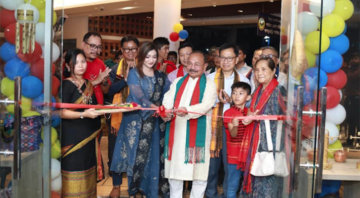 পার্বত্য চট্টগ্রাম বিষয়ক প্রতিমন্ত্রী কুজেন্দ্র লাল ত্রিপুরা গতকাল ঢাকায় বেইলি রোডে শেখ হাসিনা পার্বত্য চট্টগ্রাম কমপ্লেক্সে পার্বত্য চট্টগ্রামের ঐতিহ্য হস্ত ও কারুশিল্পের পণ্যসামগ্রীর বিক্রয় ও প্রদর্শনী কেন্দ্রের উদ্বোধন করেন। 
