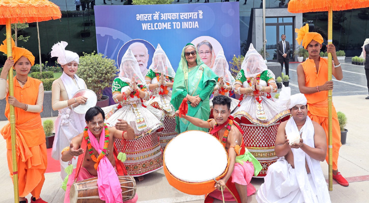 বঙ্গবন্ধুকন্যা প্রধানমন্ত্রী শেখ হাসিনা ভারতের প্রধানমন্ত্রী হিসেবে নরেন্দ্র মোদির শপথ গ্রহণ অনুষ্ঠানে যোগ দিতে শনিবার (৮ জুন ২০২৪) নয়াদিল্লির পালাম বিমানবন্দরে পৌছালে ভারতের একটি সাংস্কৃতিক দল ঐতিহ্যবাহী সাংস্কৃতিক পরিবেশনার মাধ্যমে প্রধানমন্ত্রীকে স্বাগত জানায়। পরে প্রধানমন্ত্রী তাঁদের সঙ্গে ছবি তোলেন।