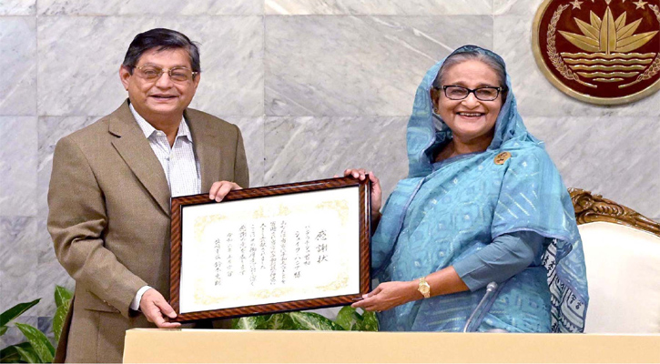 নাগাসাকির মেয়রের দেয়া সার্টিফিকেট অব এপ্রিসিয়েশন  প্রধানমন্ত্রীর কাছে হস্তান্তর