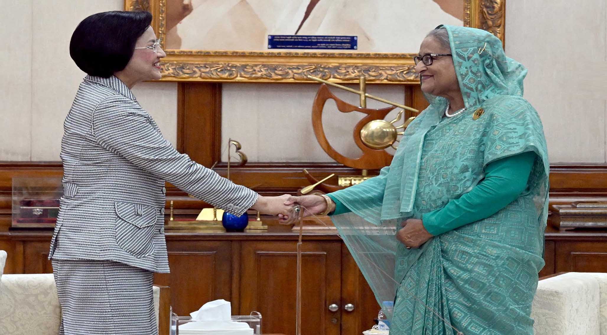 বঙ্গবন্ধুকন্যা প্রধানমন্ত্রী শেখ হাসিনার সঙ্গে গণভবনে থাইল্যান্ডের প্রধানমন্ত্রীর উপদেষ্টা ও বাণিজ্য প্রতিনিধি ডা. নলিনী তাভিসিন সৌজন্য সাক্ষাৎ করেন।