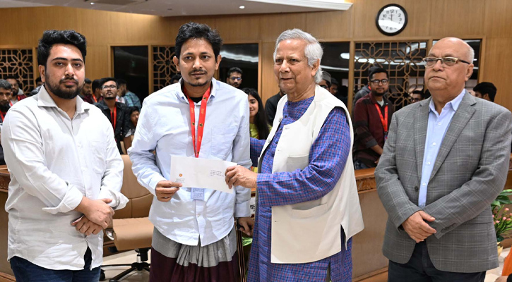প্রধান উপদেষ্টা প্রফেসর মুহাম্মদ ইউনূস আজ ঢাকার তেজগাঁওয়ে তাঁর কার্যালয়ে জুলাই গণ-অভ্যুত্থানে শহিদ পরিবার ও আহতদেরকে চেক হস্তান্তরের মাধ্যমে রাষ্ট্রীয়ভাবে আর্থিক সহায়তা প্রদান কার্যক্রম উদ্বোধন করেন।