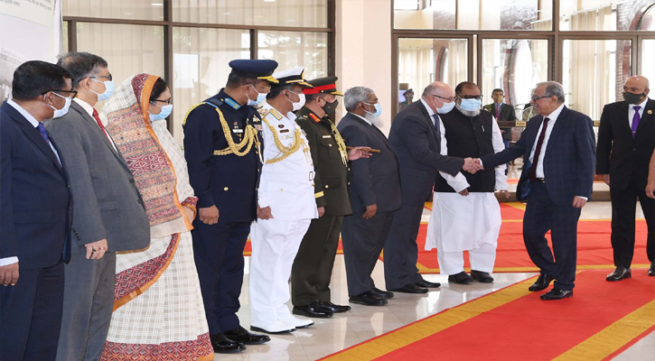 রাষ্ট্রপতি মোঃ আবদুল হামিদ জার্মানি ও যুক্তরাজ্যে স্বাস্থ্য পরীক্ষা শেষে ঢাকায় হযরত শাহ্জালাল আন্তর্জাতিক বিমানবন্দরে পৌঁছালে মুক্তিযুদ্ধ বিষয়ক মন্ত্রী আ ক ম মোজাম্মেল হক, মন্ত্রিপরিষদ সচিব, তিন বাহিনীর প্রধানগণ এবং ঊর্ধ্বতন সামরিক ও বেসামরিক কর্মকর্তাবৃন্দ তাঁকে স্বাগত জানান।