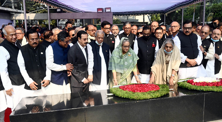 বাংলাদেশ আওয়ামী লীগের নবনির্বাচিত সভাপতি প্রধানমন্ত্রী শেখ হাসিনা দলের নতুন কার্যনির্বাহী কমিটি এবং উপদেষ্ঠা পরিষদের সদস্যদের সাথে নিয়ে ধানমন্ডি ৩২ নম্বরে জাতির পিতা বঙ্গবন্ধু শেখ মুজিবুর রহমানের প্রতিকৃতিতে পুস্পাস্তবক অর্পণ করে শ্রদ্ধা জানান।