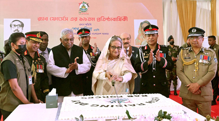 প্রধানমন্ত্রী শেখ হাসিনা ঢাকার কুর্মিটোলায় র‌্যাব ফোর্সেস এর ১৯তম প্রতিষ্ঠাবার্ষিকী উপলক্ষ্যে কেক কাটেন।