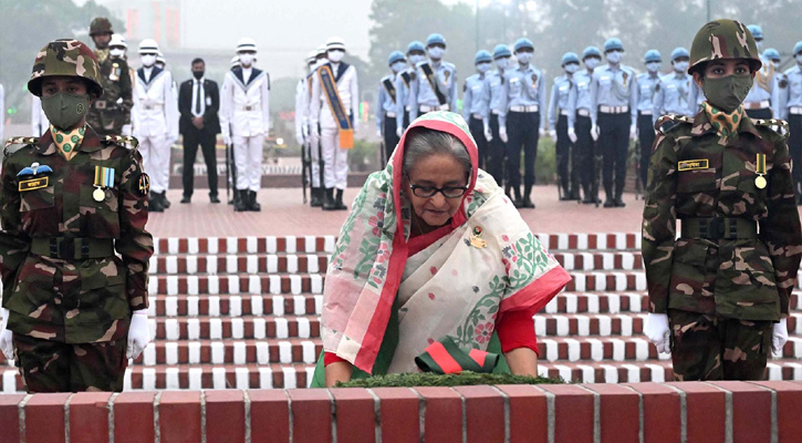 মহান স্বাধীনতা ও জাতীয় দিবস উপলক্ষ্যে প্রধানমন্ত্রী শেখ হাসিনা সাভারে জাতীয় স্মৃতিসৌধে পুস্পস্তবক অর্পণ করেন। 