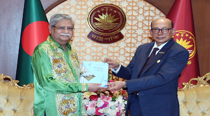 রাষ্ট্রপতি মো: সাহাবুদ্দিনের নিকট আজ বঙ্গভবনে বাংলাদেশ উন্মুক্ত বিশ্ববিদ্যালেয়ের উপাচার্য অধ্যাপক ড. সৈয়দ হুমায়ুন আখতার বিশ্ববিদ্যালয়ের ‘বার্ষিক প্রতিবেদন’ পেশ করেন।