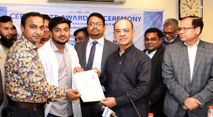 বেসামরিক বিমান পরিবহন ও পর্যটন মন্ত্রী মোহাম্মদ ফারুক খান আজ ঢাকার আটাব কার্যালয়ে ট্যুরিজম ট্রেনিং ইনস্টিটিউটের প্রশিক্ষণর্থীদের মাঝে সনদ বিতরণ করেন। 