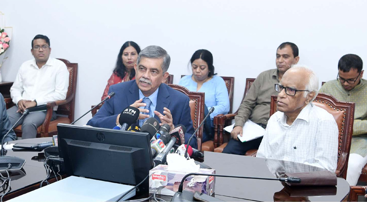 আজ শিক্ষা মন্ত্রণালয়ের মাধ্যমিক ও উচ্চশিক্ষা বিভাগের সভাকক্ষে মন্ত্রণালয়ের বিদায়ি উপদেষ্টা ওয়াহিদউদ্দিন মাহমুদকে বিভাগের সিনিয়র সচিব সিদ্দিক চোবায়ের ফুল দিয়ে বিদায় জানান।