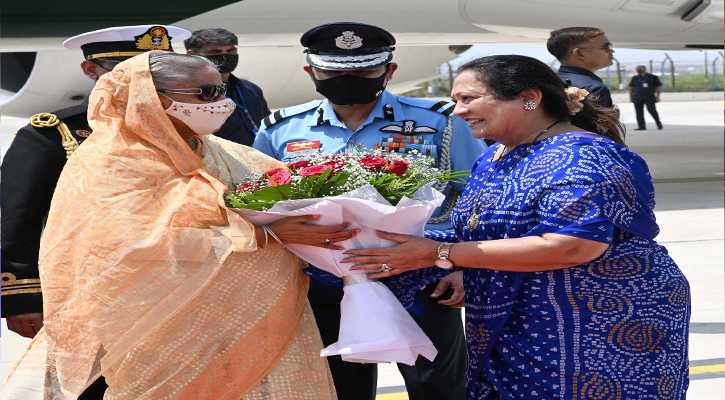 প্রধানমন্ত্রী শেখ হাসিনা নয়াদিল্লির পালাম বিমানবন্দরে পৌঁছালে ভারতের রেল ও টেক্সটাইল প্রতিমন্ত্রী Darshana Vikram Jardosh ফুল দিয়ে স্বাগত জানান। 