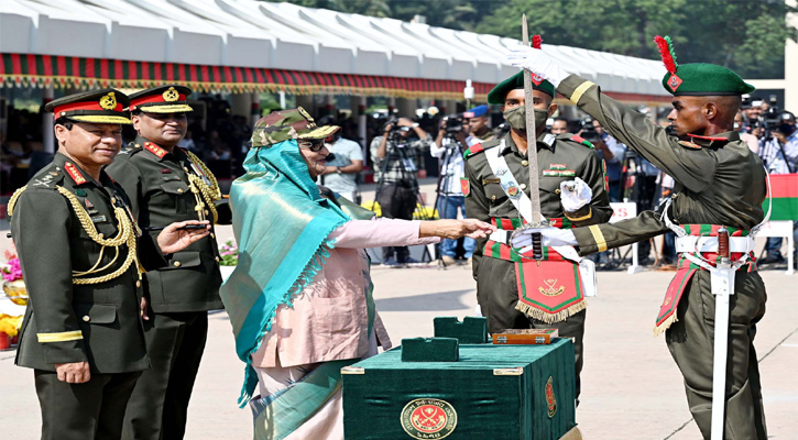 প্রধানমন্ত্রী শেখ হাসিনা চট্টগ্রামে বাংলাদেশ মিলিটারি একাডেমিতে বাংলাদেশ সেনাবাহিনীর ৮৩তম বিএমএ দীর্ঘমেয়াদি কোর্স সমাপনীর ‘রাষ্ট্রীয় কুচকাওয়াজ’-এ প্রধানমন্ত্রী শেখ হাসিনা ব্যাটালিয়ন সিনিয়র আন্ডার অফিসার লাবিব জোহাইর নূর আনানকে ‘সোর্ড অব অনার’ প্রদান করেন।