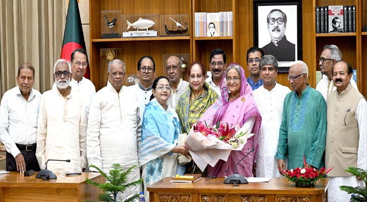 প্রধানমন্ত্রী শেখ হাসিনাকে গণভবনে ১৪ দলের নেতৃবৃন্দ ফুল দিয়ে শুভেচ্ছা জানান। 