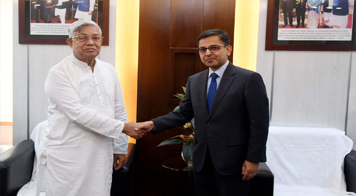 ভূমিমন্ত্রী নারায়ন চন্দ্র চন্দের সাথে আজ মন্ত্রণালয়ের অফিসকক্ষে বাংলাদেশে ভারতের হাইকমিশনার প্রণয় ভার্মা সাক্ষাৎ করেন। 