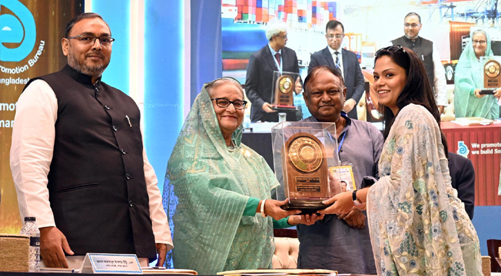 ৭৭ ব্যবসায়ীর হাতে  রপ্তানি ট্রফি তুলে দিলেন প্রধানমন্ত্রী