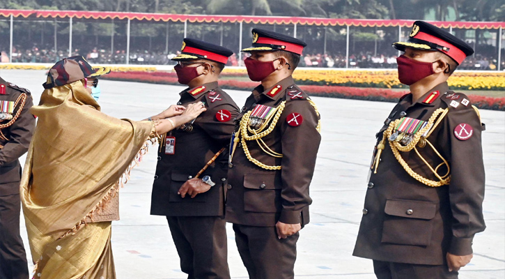 প্রধানমন্ত্রী শেখ হাসিনা রাজধানীর বিজিবি সদরদপ্তরে ‘বিজিবি দিবস-২০২২’ এর উদ্বোধন অনুষ্ঠানে বিজিবি সদস্যদের বীরত্বপূর্ণ অবাদানের কাজের স্বীকৃতিস্বরূপ পদক পরিয়ে দেন।