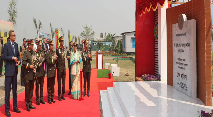 প্রধানমন্ত্রী শেখ হাসিনা কিশোরগঞ্জের মিঠামইনে বীর মুক্তিযোদ্ধা আবদুল হামিদ সেনানিবাস এর ফলক উন্মোচন করেন।