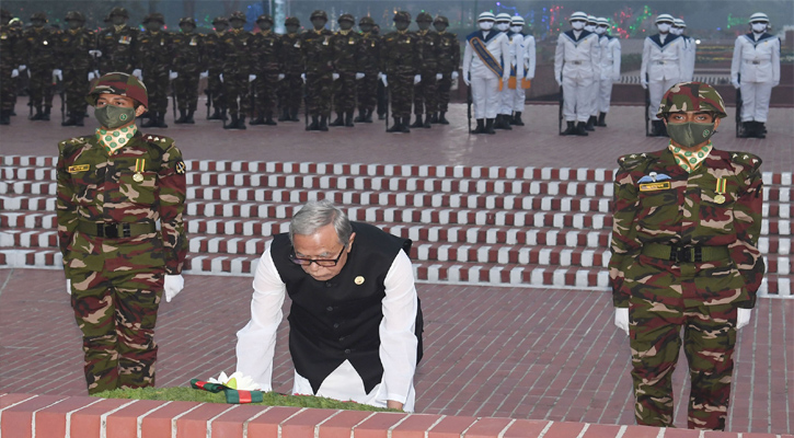 মহান স্বাধীনতা ও জাতীয় দিবস উপলক্ষ্যে রাষ্ট্রপতি মোঃ আবদুল হামিদ সাভারে জাতীয় স্মৃতিসৌধে পুস্পস্তবক অর্পণ করেন। 