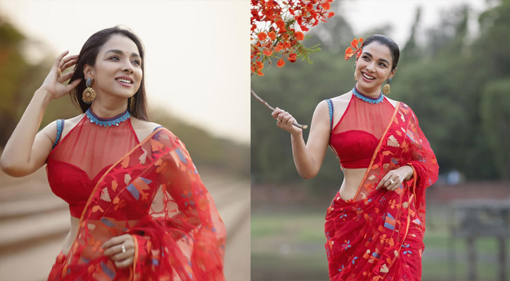 গ্রীষ্মের প্রকৃতি বিভিন্ন ফুলে ফুলে সেজেছে। ঠিক তখন রুনা নিজেকে জামদানি আর লাল টুকটুকে কৃষ্ণচূড়ার রঙে রাঙালেন। 