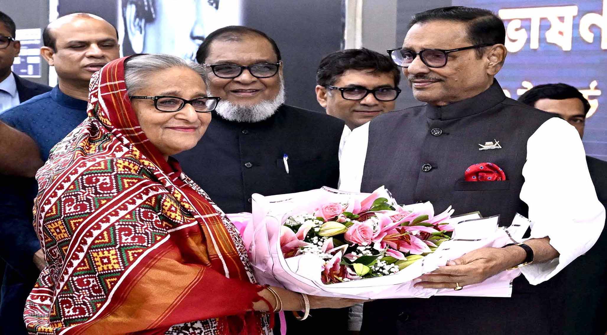 প্রধানমন্ত্রী শেখ হাসিনা আজ চীন সফর শেষে ঢাকায় হযরত শাহজালাল আন্তর্জাতিক বিমানবন্দরে পৌঁছালে বাংলাদেশ আওয়ামী লীগের সাধারণ সম্পাদক এবং সড়ক পরিবহন ও সেতুমন্ত্রী ওবায়দুল কাদের তাঁকে ফুল দিয়ে শুভেচ্ছা জানান ।