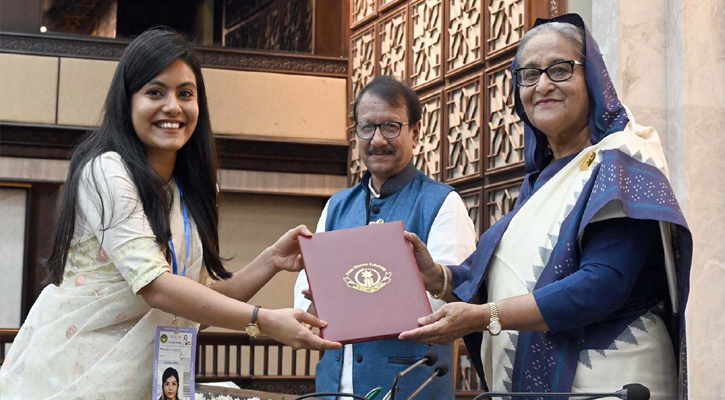 বঙ্গবন্ধুকন্যা প্রধানমন্ত্রী শেখ হাসিনা মঙ্গলবার সকালে প্রধানমন্ত্রীর কার্যালয়ে আয়োজিত প্রধানমন্ত্রী ফেলোশিপ ২০২৪ এর নির্বাচিত ফেলোদের অ্যাওয়ার্ড প্রদান করেন।