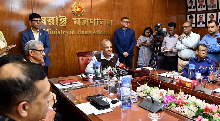 স্বরাষ্ট্র উপদেষ্টা লেফটেন্যান্ট জেনারেল (অবঃ) মোঃ জাহাঙ্গীর আলম চৌধুরী আজ মন্ত্রণালয়ের সম্মেলনকক্ষে ‘ONLINE VISA ON ARRIVAL SERVICE’-এর উদ্বোধন শেষে সাংবাদিকদের ব্রিফ করেন। 